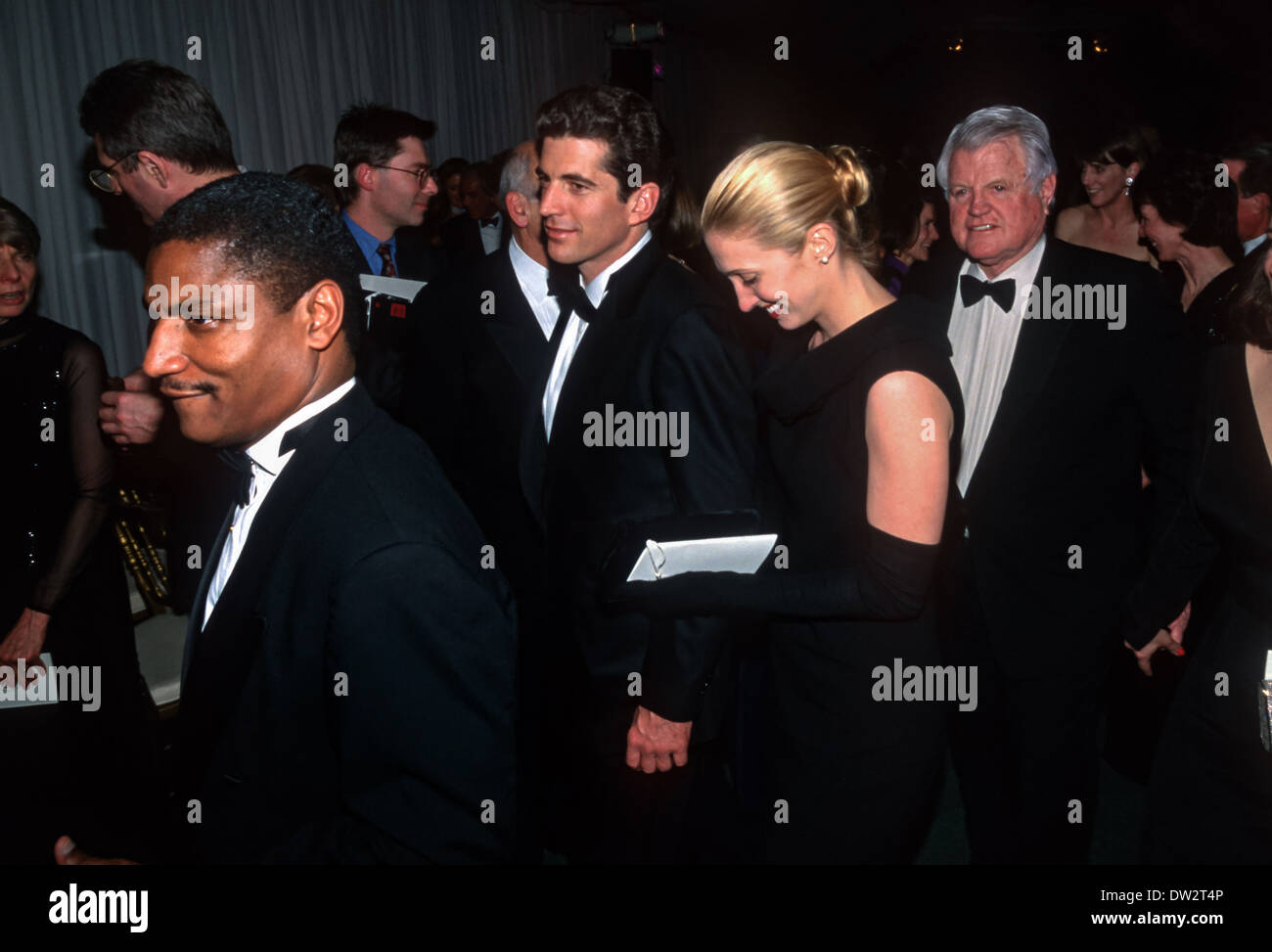 John Kennedy Jr e la moglie Carolyn Bessette-Kennedy con lo zio il senatore Ted Kennedy e sua moglie Victoria Reggie Kennedy arrivare per la cena di Stato per il primo ministro britannico Tony Blair, 5 febbraio 1998 presso la Casa Bianca di Washington, DC. Foto Stock