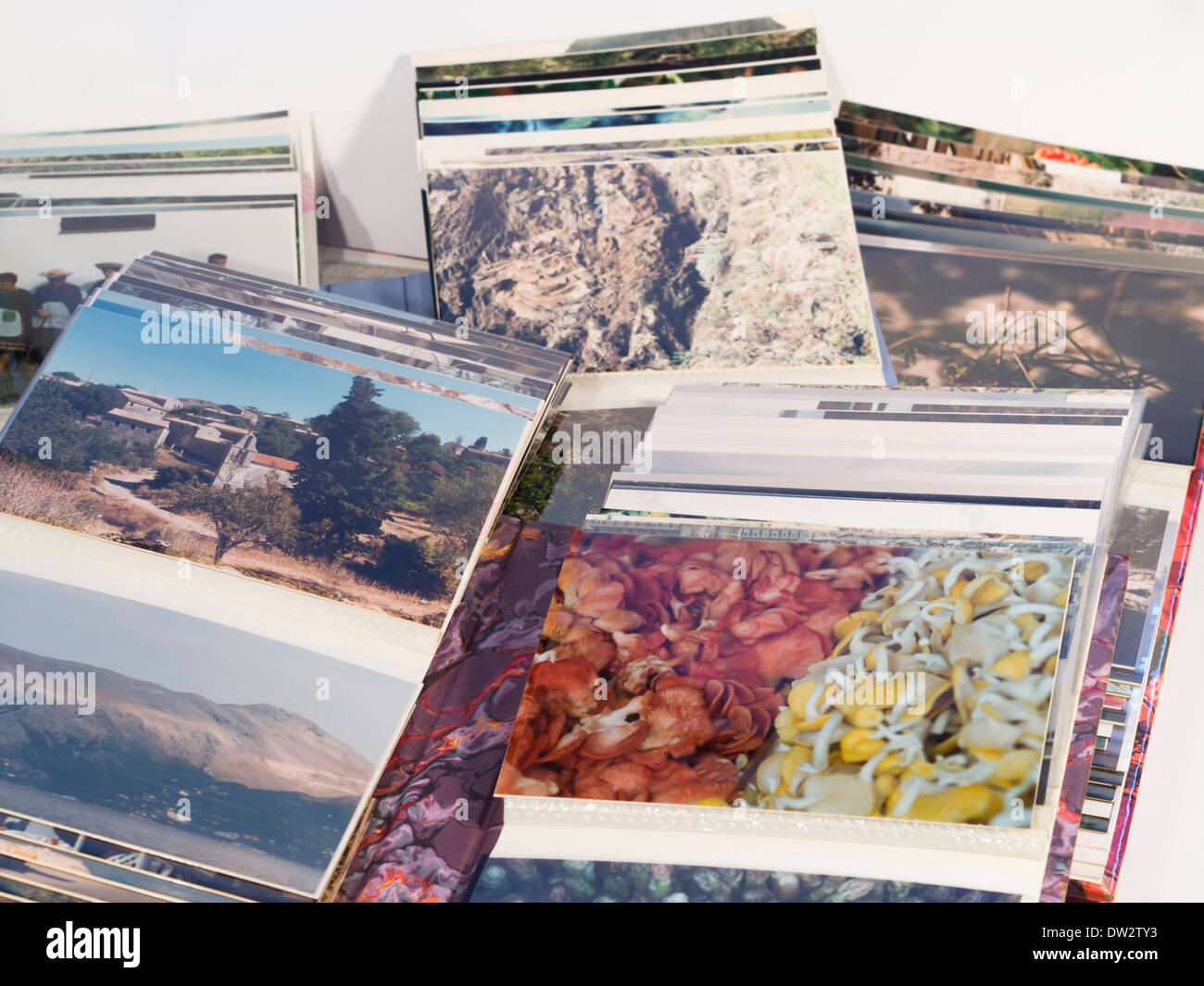 Vecchia foto album flip-up con immagini sfocate, sbiadito e scolorito e vacanze natura istantanee da un analogo di età Foto Stock