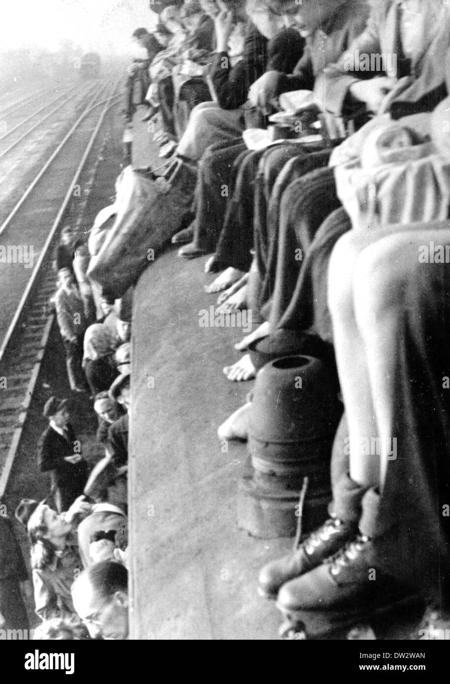 In cerca di cibo, i treni da Berlino alla campagna sono affollati - anche i tetti sono occupati da persone - a Berlino, Germania, 1948 luglio. Fotoarchiv für Zeitgeschichte - SENZA FILI Foto Stock