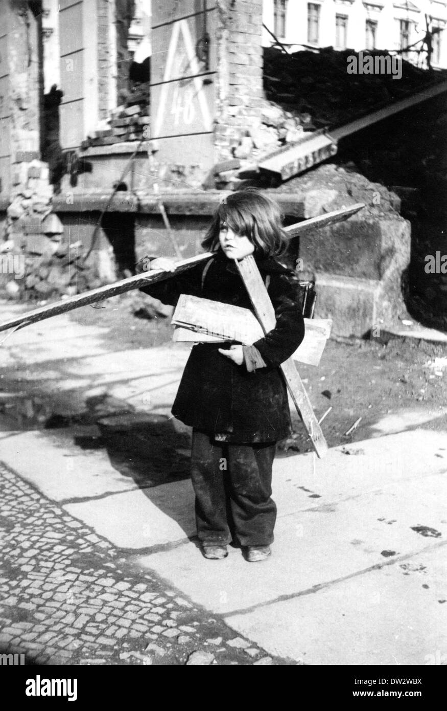 Un bambino raccoglie legna da ardere in case distrutte in Leipzig, Foto non datata dal 1945. Foto: Voller Ernst Agenzia - NESSUN SERVIZIO DI FILO Foto Stock