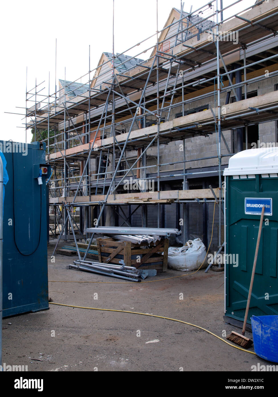 Nuova Fisherman's store camere con uffici al di sopra essendo costruito, Newquay Harbour, Cornwall, Regno Unito Foto Stock