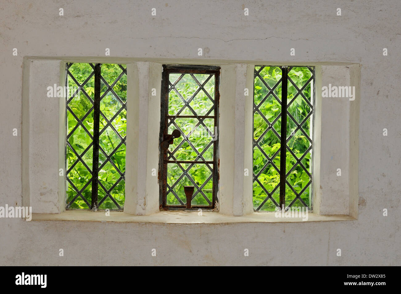 Diamond tralicciati windows in un cottage del diciassettesimo secolo presso il Weald and Downland Open Air Museum Singleton West Sussex Foto Stock