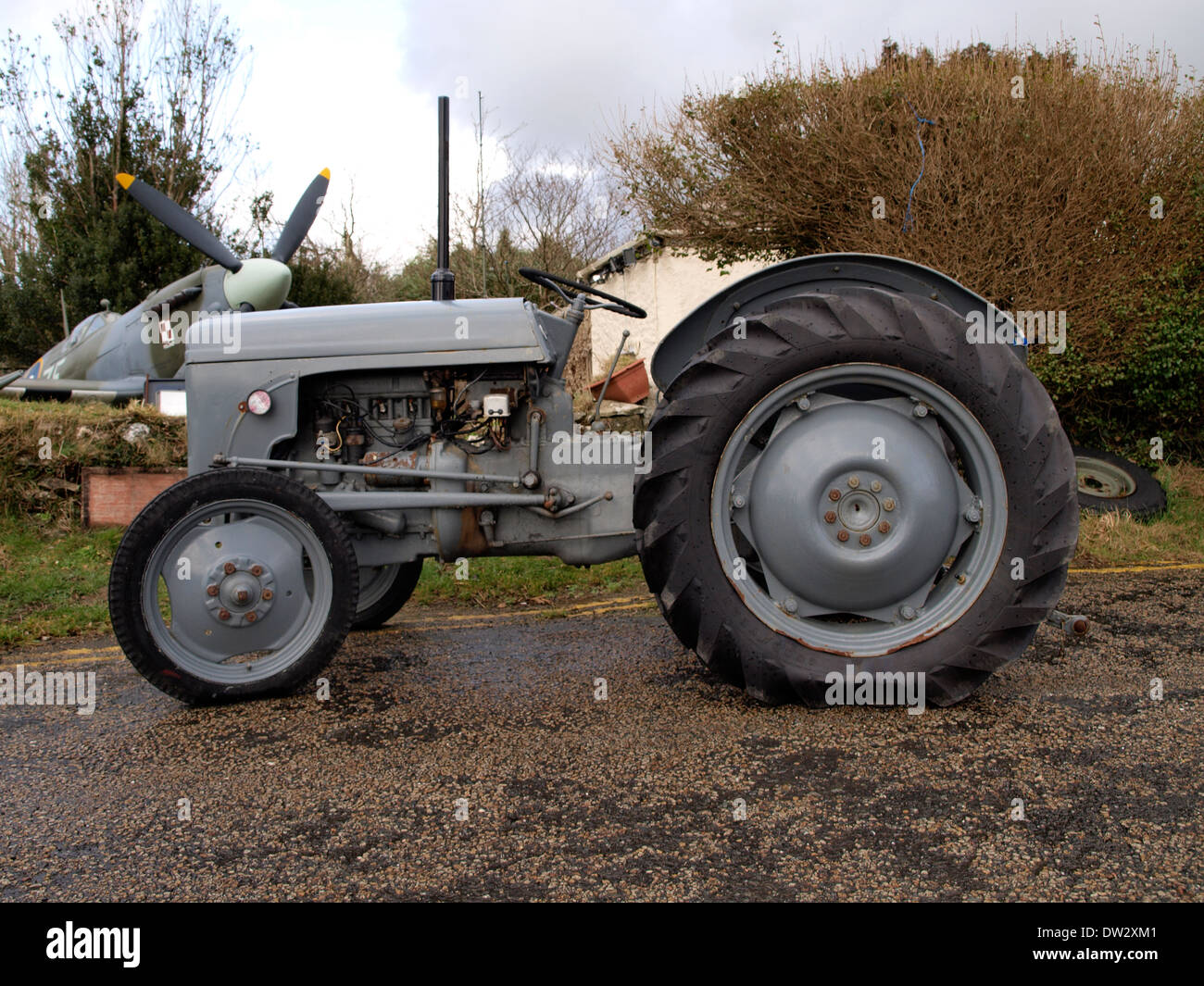 Vintage trattore con spitfire piano dietro, Newquay, Cornwall, Regno Unito Foto Stock