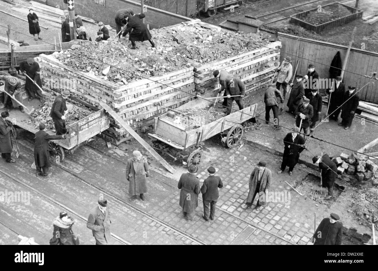 I membri dell'unità tedesca Volksturm costruiscono i denti del drago per difendere la città contro l'invasione dell'Armata Rossa, a Berlino, all'inizio di aprile 1945. Fotoarchiv für Zeitgeschichte - SENZA FILI Foto Stock