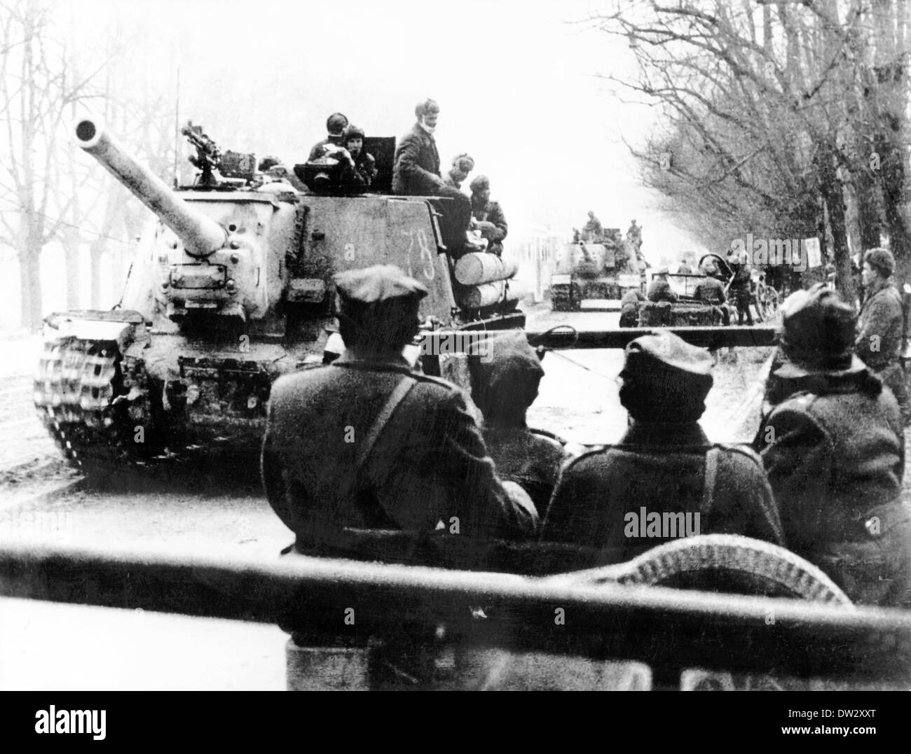Fine della guerra a Berlino 1945 - truppe sovietiche (L) e polacche (R) durante la lotta per Berlino, aprile/maggio 1945. Fotoarchiv für Zeitgeschichte - SENZA FILI Foto Stock