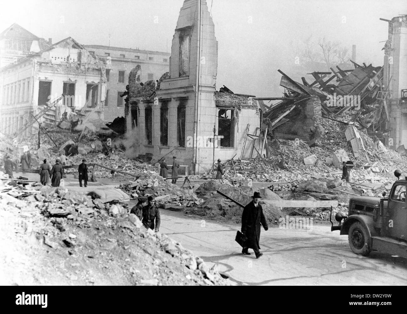 Vista del Ministero della Propaganda in rovina sulla piazza Wilhelmplatz dopo un raid aereo a Berlino, marzo 1945. Fotoarchiv für Zeitgeschichte - SENZA FILI Foto Stock