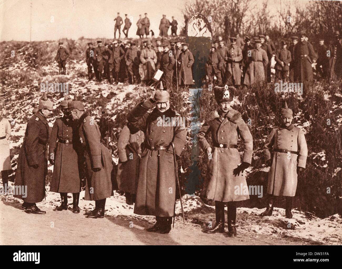 Il Kaiser Wilhelm II tedesco (C) e suo figlio Principe ereditario Wilhelm di Prussia visitano le truppe sul fronte occidentale a Natale, data sconosciuta. Il principe della corona indossa un cappello di pelliccia del cosiddetto 'cranio-Hussars' (1. Leib-Husaren-Regiment Nr. 1). Fotoarchiv für Zeitgeschichtee - NESSUN SERVIZIO DI CABLAGGIO Foto Stock