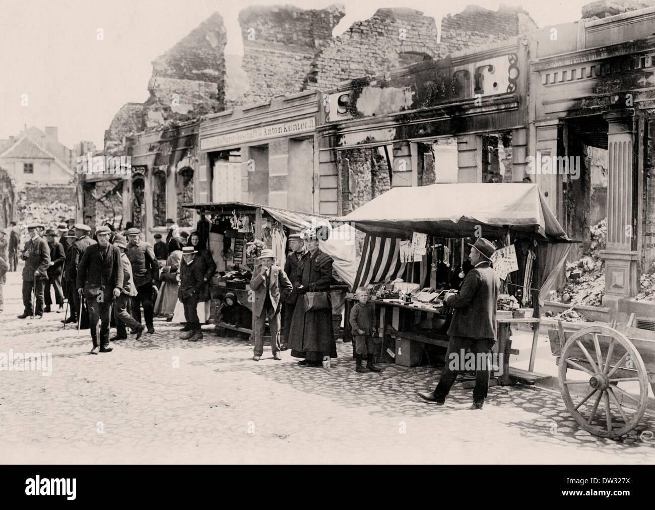 Gli stand del mercato sono stati allestiti durante i negoziati di battaglia tra le truppe tedesche e russe dopo la battaglia di Tannenberg dal 17 al 29 agosto 1914 nella distrutta Hohenstein oggi Olsztynek, Polonia. Fotoarchiv für Zeitgeschichte - SENZA FILI Foto Stock