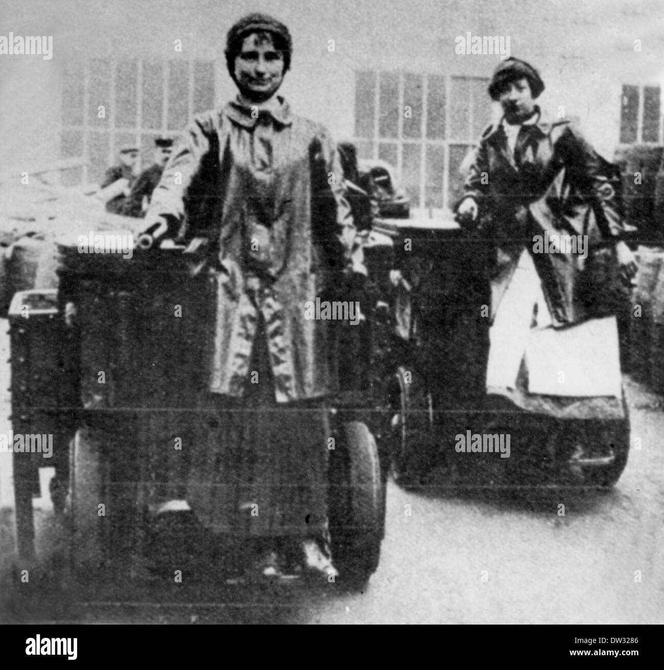 Le donne francesi lavorano in un impianto di munizioni in Francia - qui le donne si trovano in piedi su carri motorizzati per trasportare pezzi di munizioni. Posizione e data sconosciute. Fotoarchiv für Zeitgeschichte - SENZA FILI Foto Stock