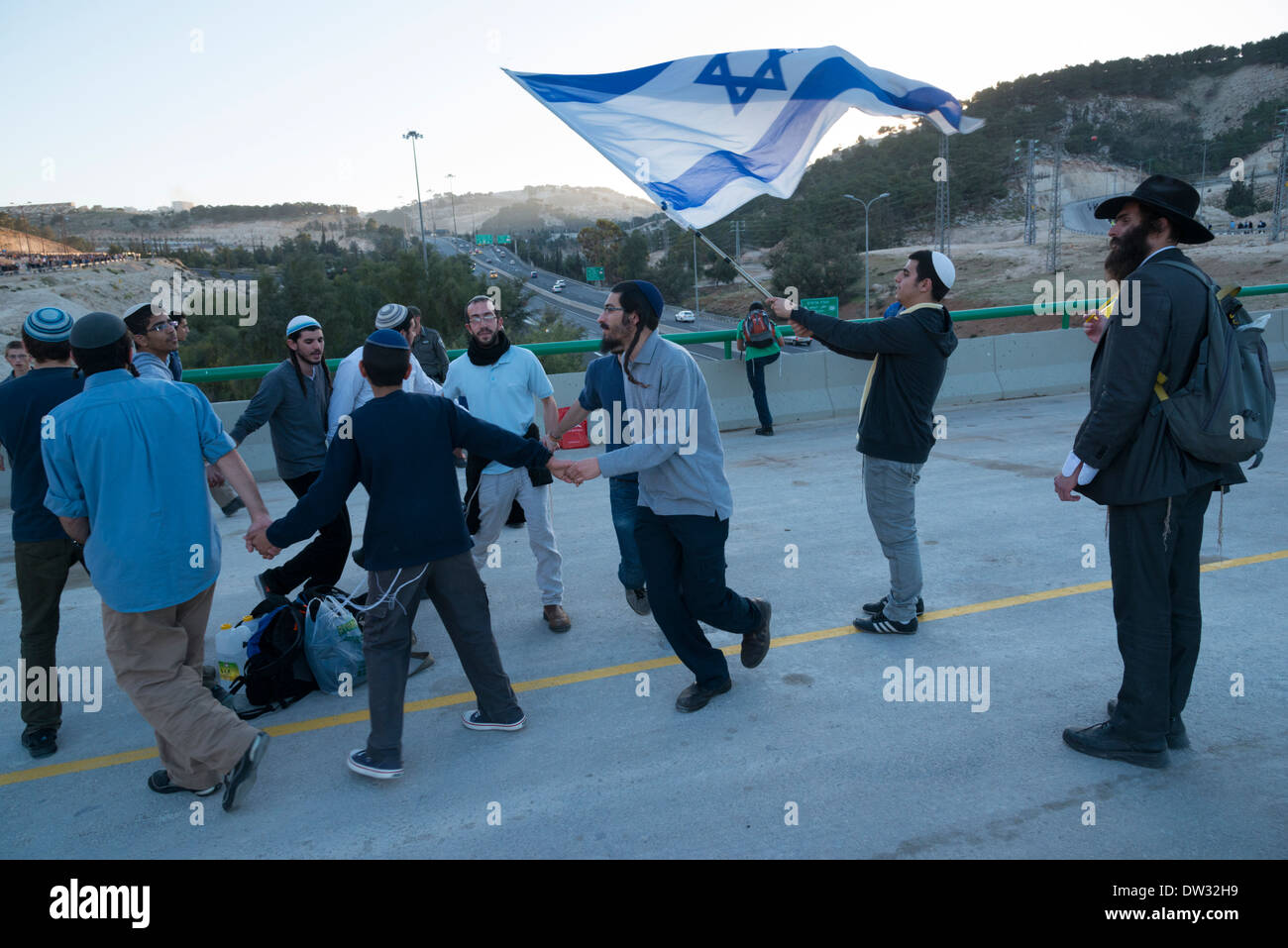 Giovane i coloni che marciano alla E1. Adumim maschio. Gerusalemme. Israele. Foto Stock