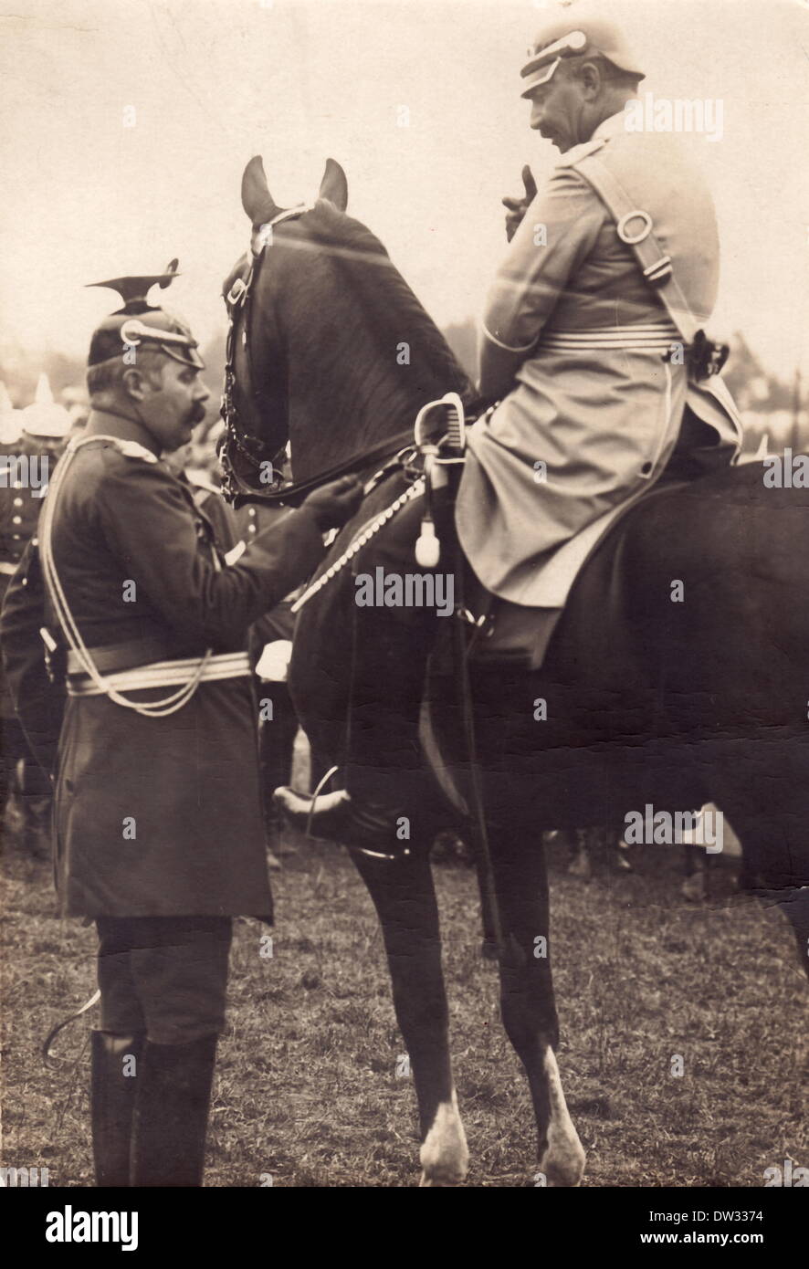 Il Kaiser Wilhelm II tedesco (a cavallo) e il successore del trono austro-ungarico Franz Ferdinand (in uniforme prussiana Uhlan), probabilmente in una manovra imperiale (Kaisermanoever) a Wuerttemberg, Baden e Baviera, 1909. Fotoarchiv für Zeitgeschichtee - NESSUN SERVIZIO DI CABLAGGIO Foto Stock