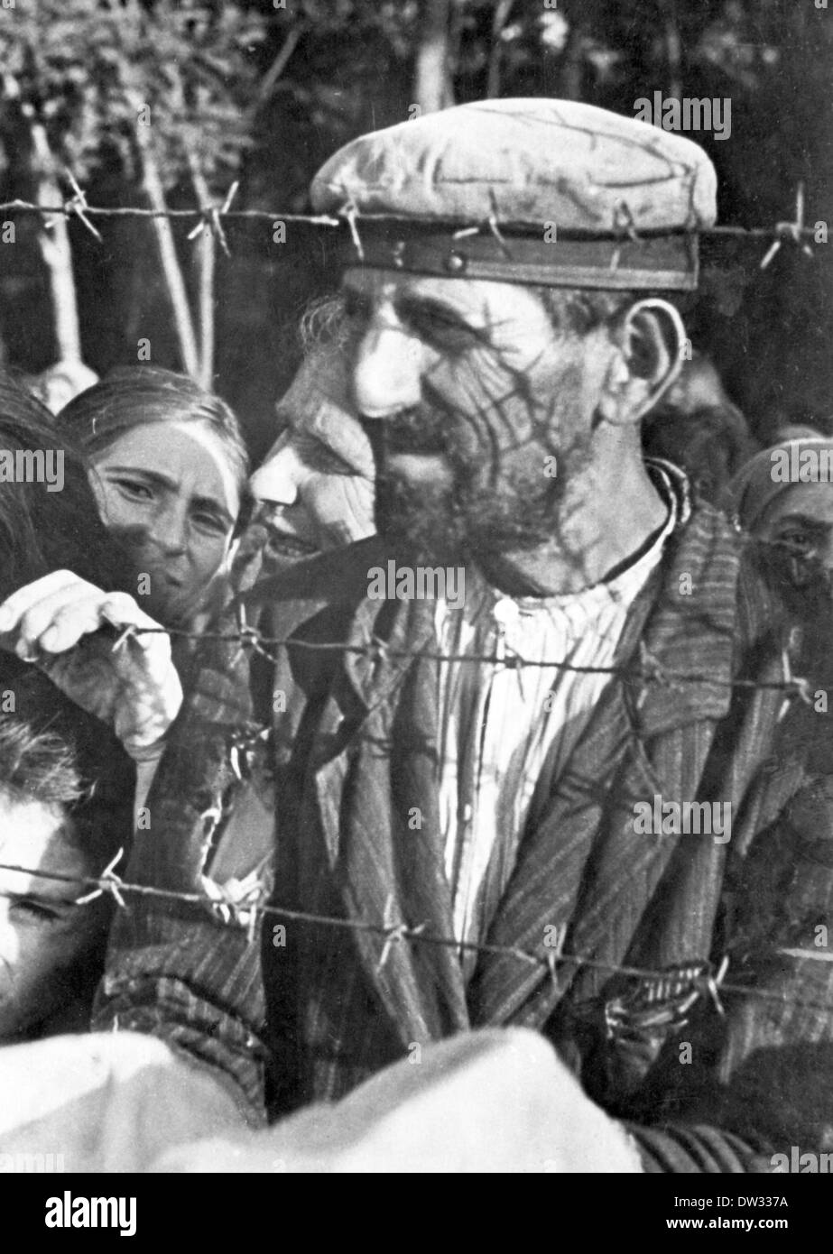 Prigionieri ebrei a stare dietro un filo spinato in un campo di concentramento in Bessarabia (oggi la Romania), attorno al 1941/1942. Con l'attacco tedesco all Unione Sovietica nel giugno 1941, truppe rumene (Armata Romana) riconquistata Bessarabia, che fu occupata dai sovietici. In questo contesto la popolazione ebraica fu accusato di sympathizing con l Unione Sovietica, da essi considerata come liberatori nella luce di Hitler antisemita politica di sterminio in 1940. Come risultato nel 1941/42, il popolo ebraico sono stati deportati in campi di raccolta stabilito nella Transnistria (ora Ucraina e Moldavia), che era stato controllore Foto Stock