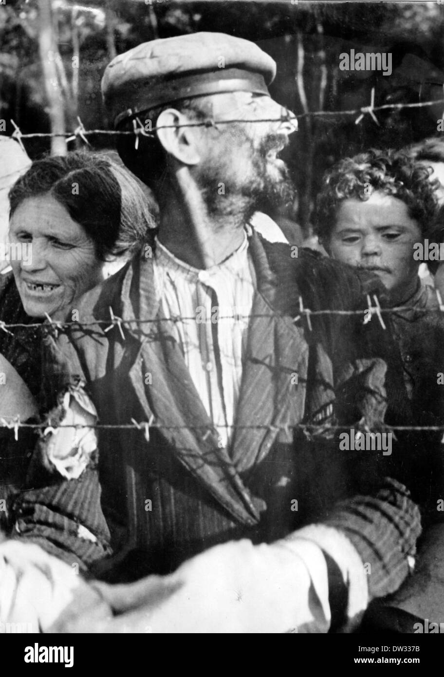 Prigionieri ebrei a stare dietro un filo spinato in un campo di concentramento in Bessarabia (oggi la Romania), attorno al 1941/1942. Con l'attacco tedesco all Unione Sovietica nel giugno 1941, truppe rumene (Armata Romana) riconquistata Bessarabia, che fu occupata dai sovietici. In questo contesto la popolazione ebraica fu accusato di sympathizing con l Unione Sovietica, da essi considerata come liberatori nella luce di Hitler antisemita politica di sterminio in 1940. Come risultato nel 1941/42, il popolo ebraico sono stati deportati in campi di raccolta stabilito nella Transnistria (ora Ucraina e Moldavia), che era stato controllore Foto Stock