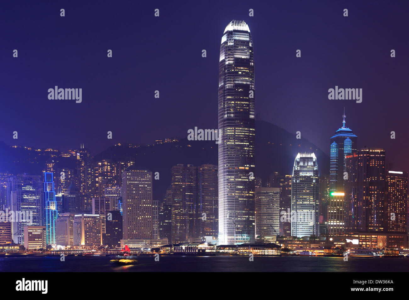 Victoria porto di notte a Hong Kong, Cina Foto Stock