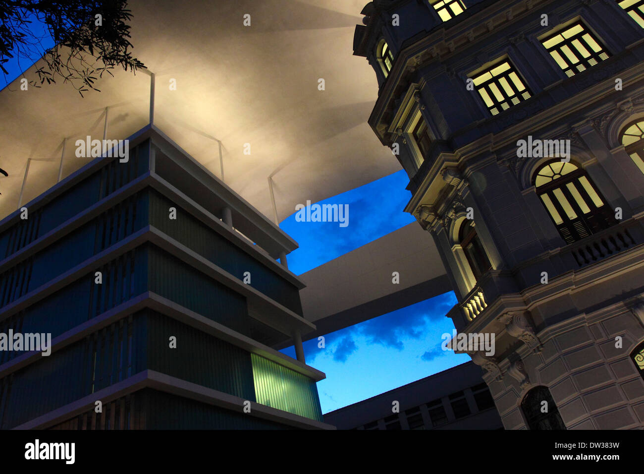 Rio de Janeiro Art Museum ( Museu de Arte do Rio - MAR ) nel porto di Rio de Janeiro la zona circostante, Brasile. Moderna e antica Foto Stock