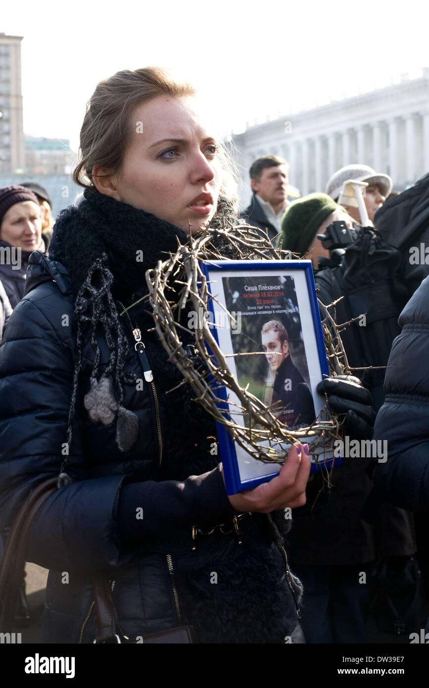 Kiev, Ucraina. Il 26 febbraio 2014. Le famiglie delle vittime dei recenti episodi di violenza a Kiev, marzo attraverso la Euromaidan camp per una cerimonia in onore delle vittime. Credito: Jay Shaw-Baker/Alamy Live News Foto Stock