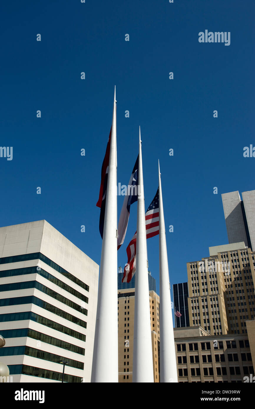 Bandiera poli municipio downtown Dallas Texas USA Foto Stock