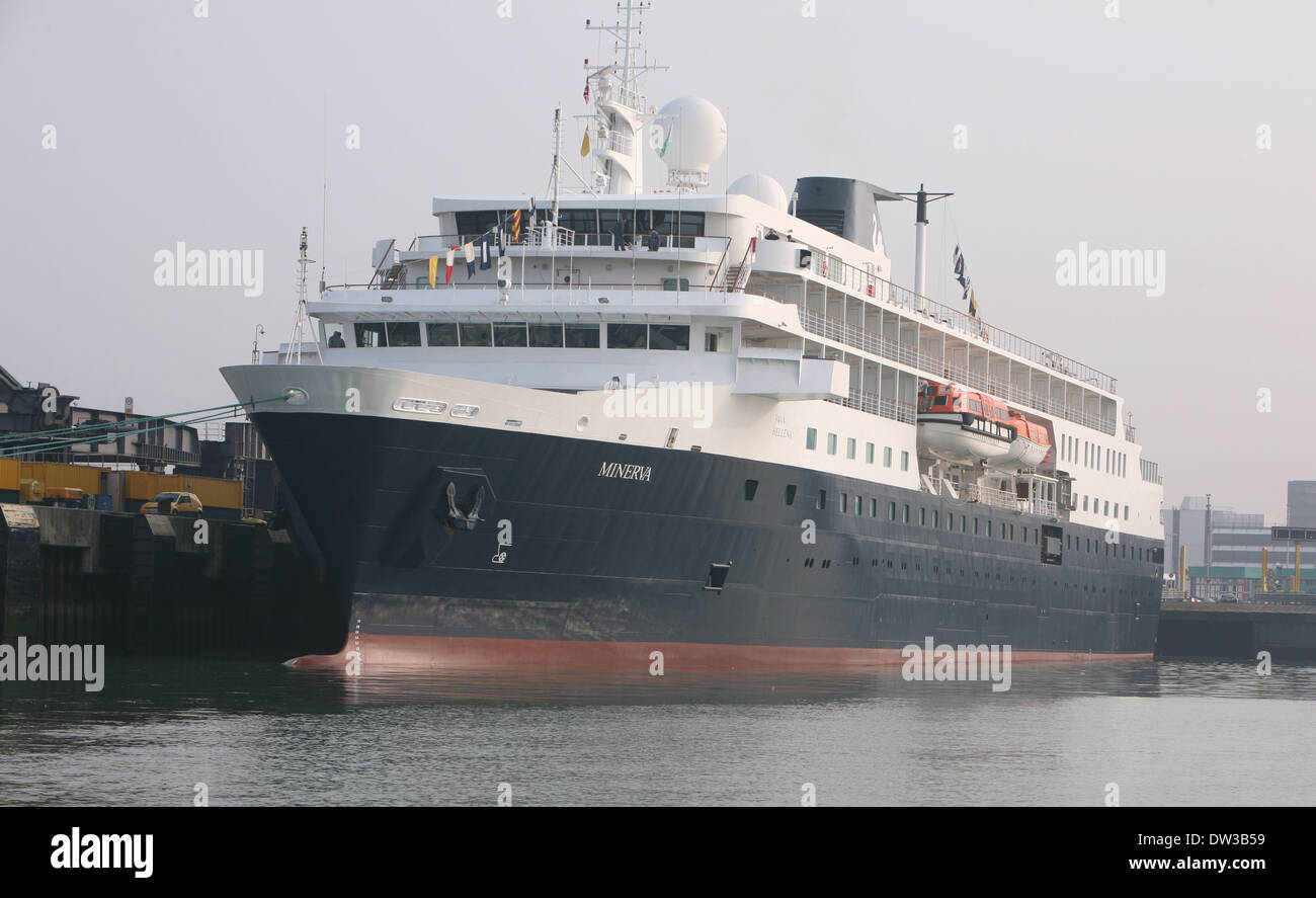 MS Minerva, una nave da crociera di proprietà di Swan Hellenic accanto a Portsmouth, Hampshire, Inghilterra. Foto Stock