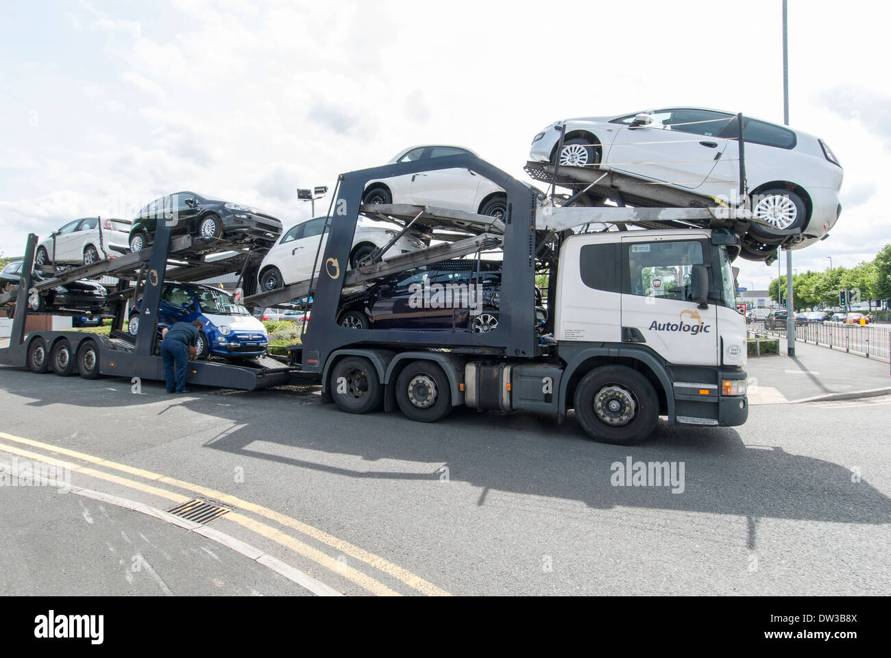 Auto transporter offrendo nuove vetture FIAT presso la concessionaria, Warrington, Cheshire, Inghilterra, Regno Unito Foto Stock