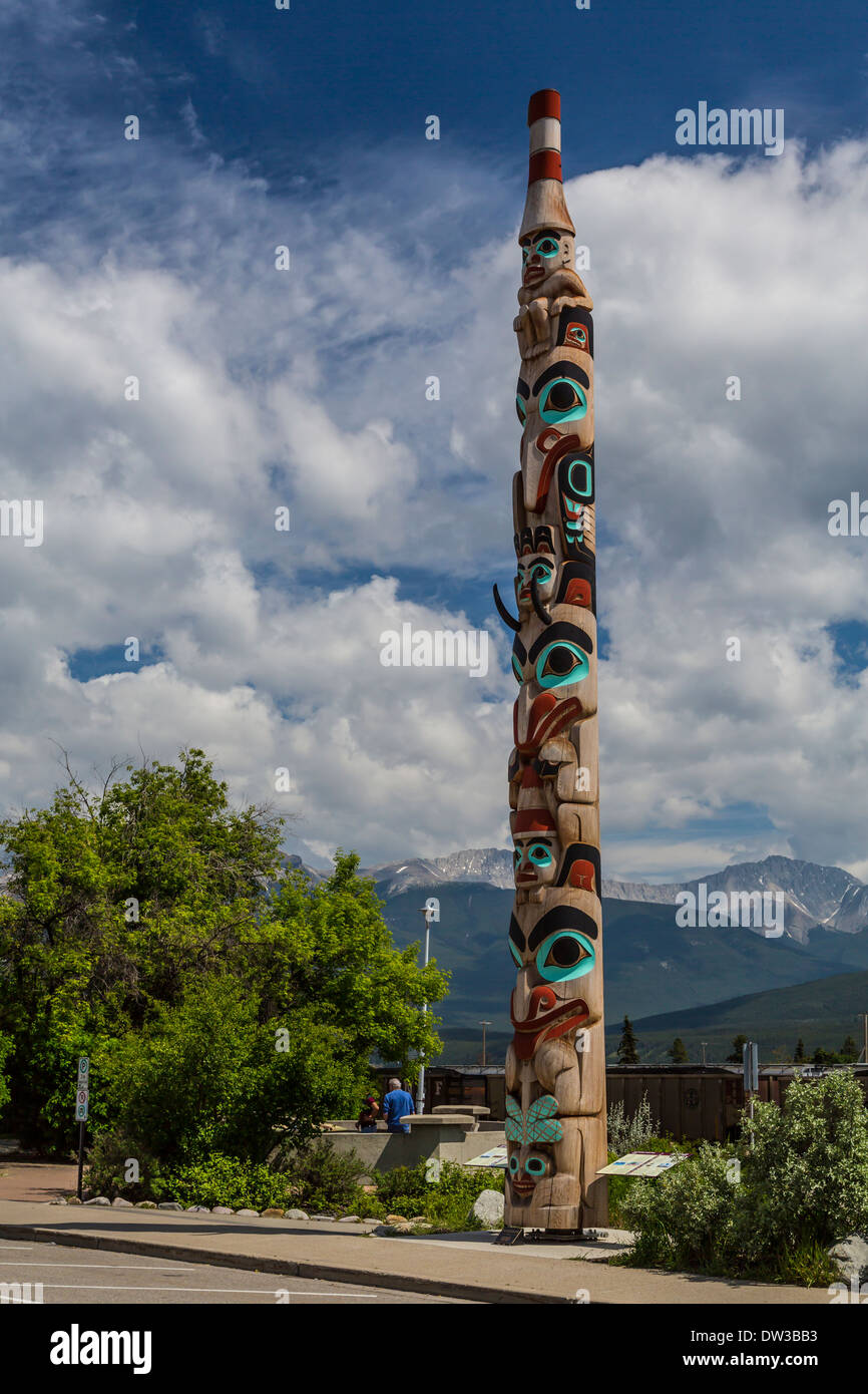 I due fratelli Haida Gwaii totem pole su Connaught Dr. in Jasper, Alberta, Canada. Foto Stock