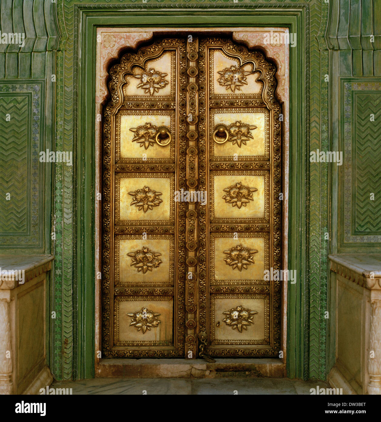 Il Nord-ovest del cancello verde City Palace di Jaipur la città rosa del Rajasthan in India in Asia del Sud. Edificio di architettura Storia Cultura Indiana Mughal Travel Foto Stock