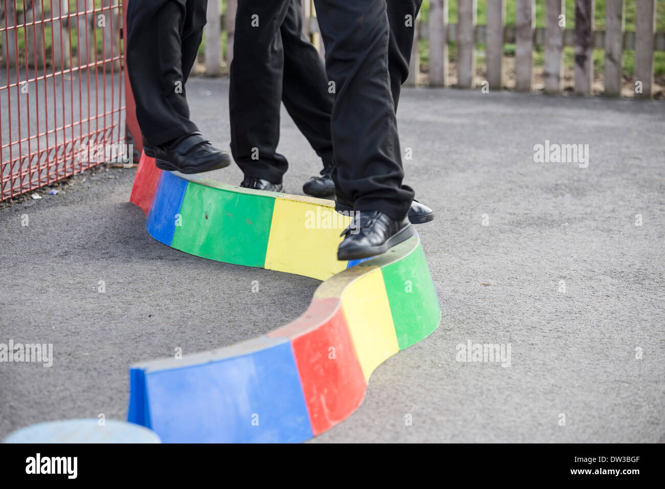 Scuola del Regno Unito parco giochi a rottura recesso ragazzi bambini che giocano al tempo di riproduzione Foto Stock