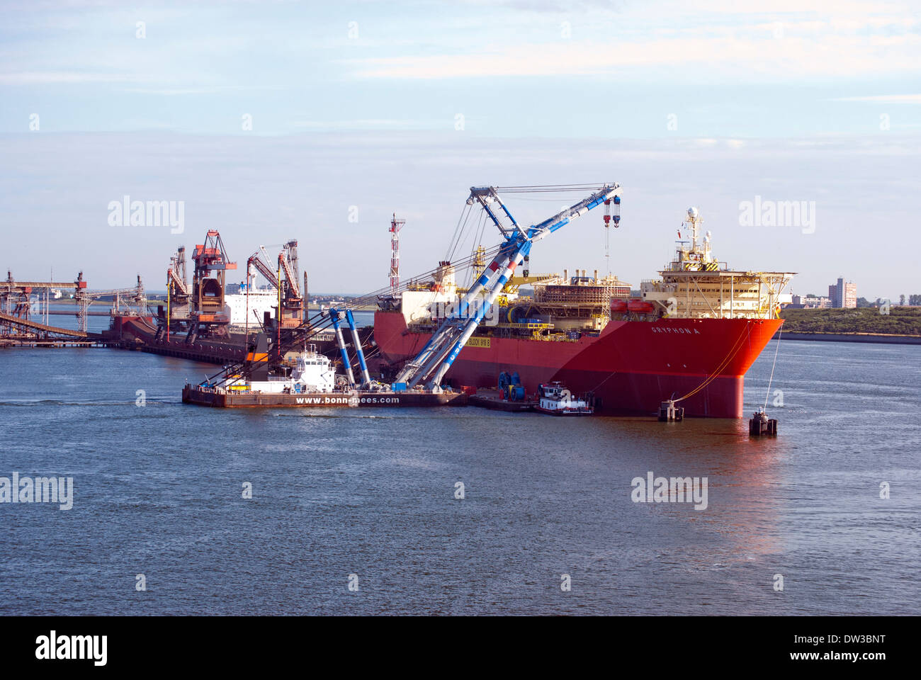 Gryphon un galleggiante serbatoio olio a Rotterdam dopo le riparazioni principali. Matador 3 assistendo con il sollevamento di carichi pesanti. Foto Stock