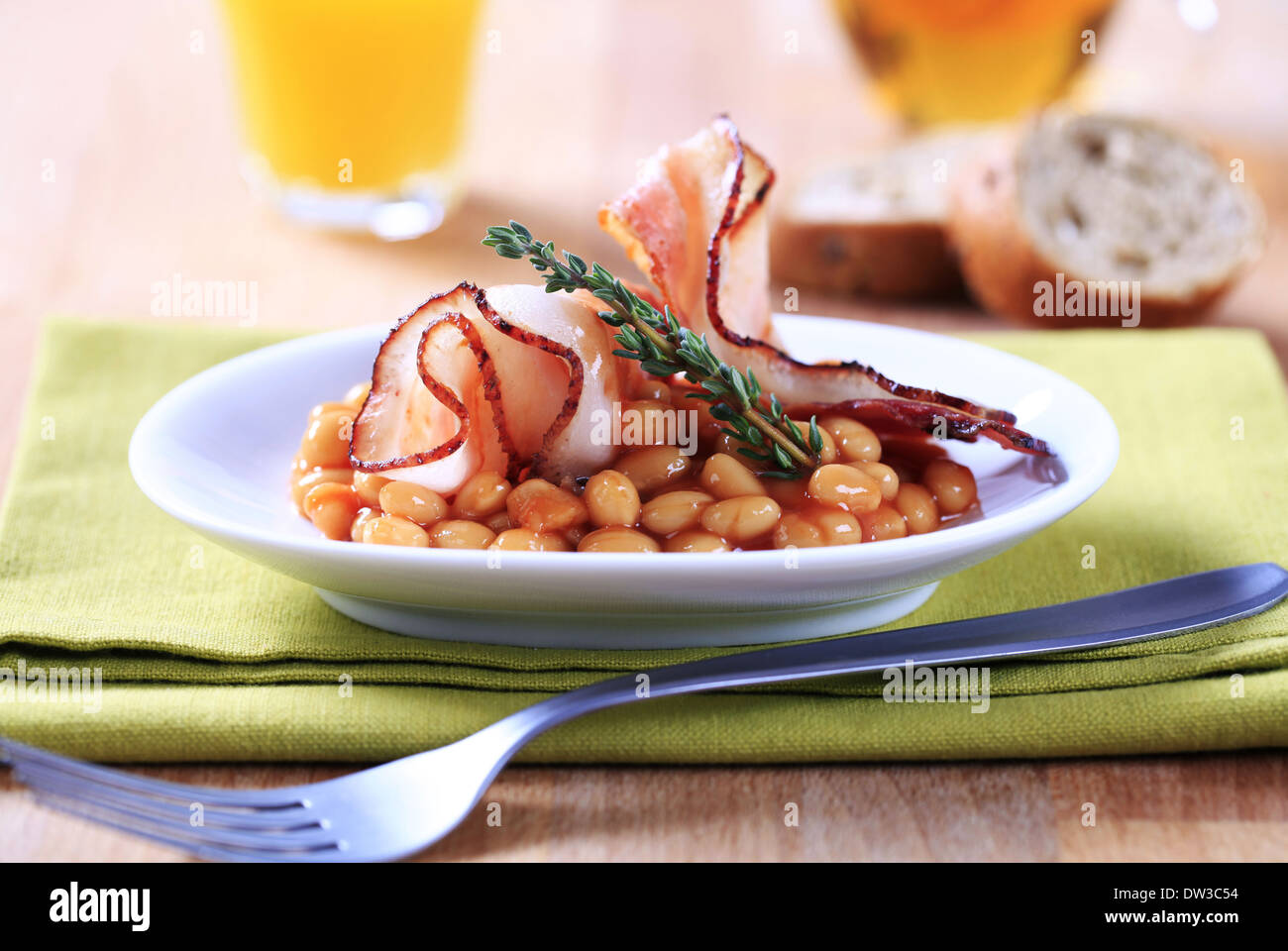 Colazione a base di fagioli e pancetta Foto Stock