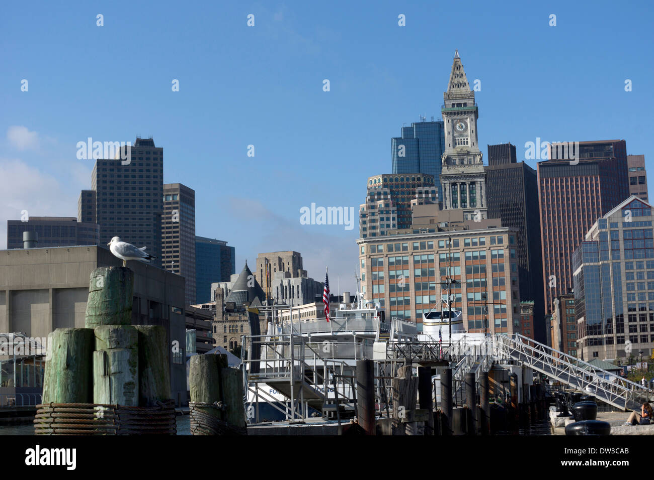 Vista del centro cittadino di Boston, Massachusetts presi da Long Wharf. La torre dell'orologio del Custom House è in background Foto Stock