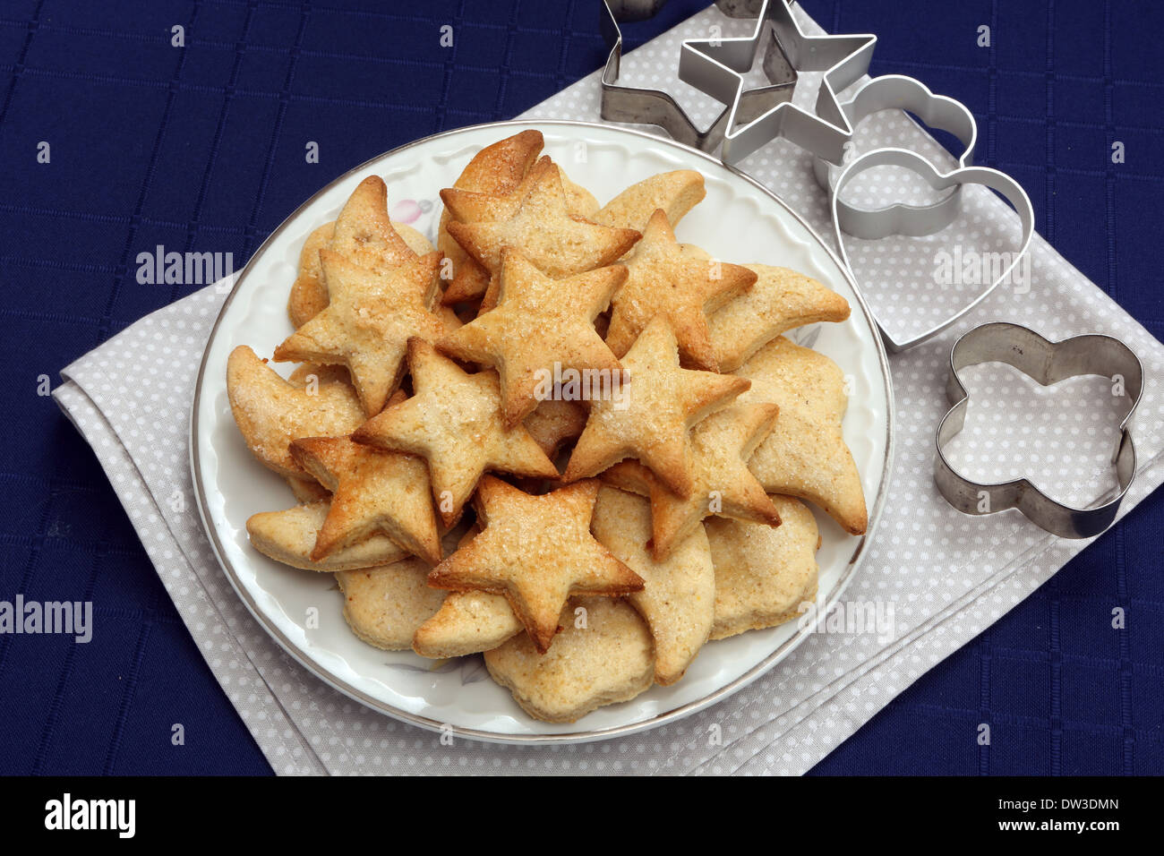 Frollini biscotti di Natale con lo zucchero sulla piastra Foto Stock
