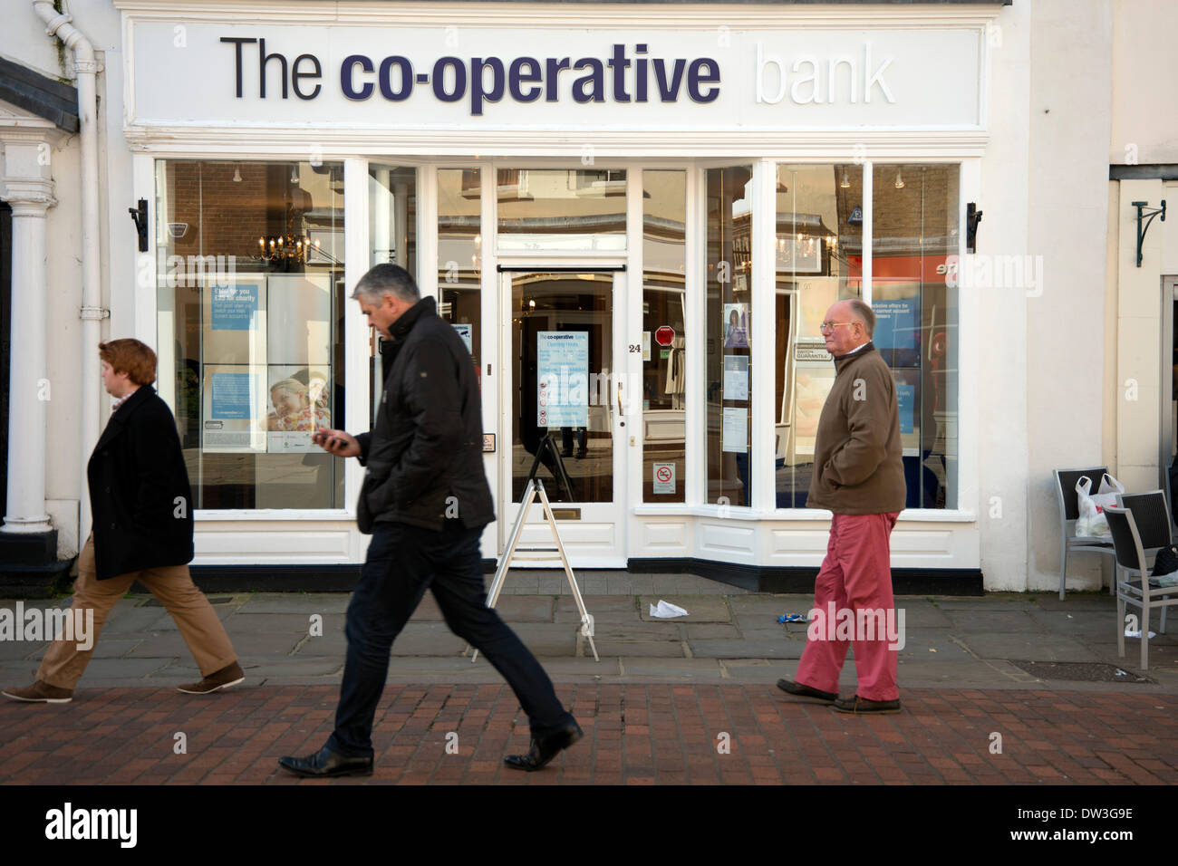 Chichester, Regno Unito. Il 26 febbraio 2014. Il Co-gruppo operativo con 2 miliardi di sterline di perdite per il 2013 sono attivamente cercando di vendere le loro aziende e farmacie. Nella foto: Il Co-opeartive filiale di banca a Chichester high street, West Sussex Credito: Rob Wilkinson/Alamy Live News Foto Stock