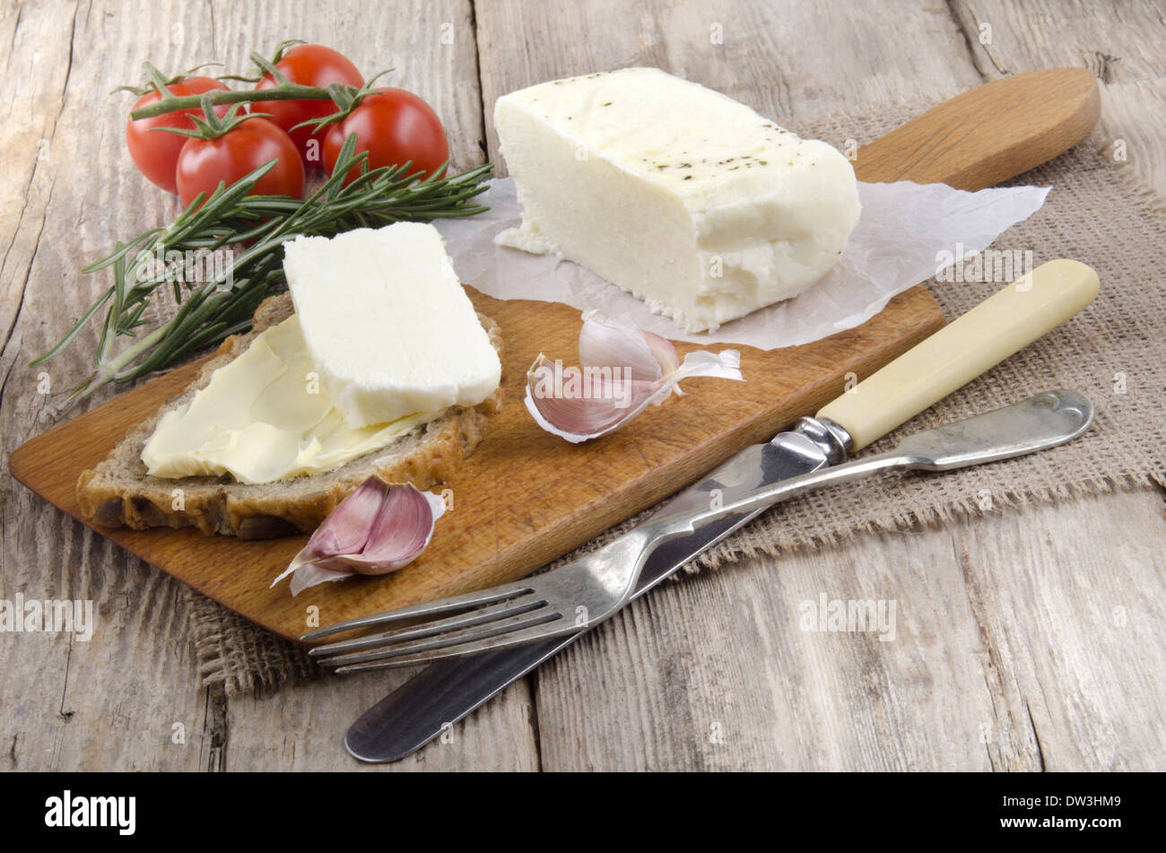 Fatti in casa e formaggio fetta di pane con burro su una tavola di legno Foto Stock