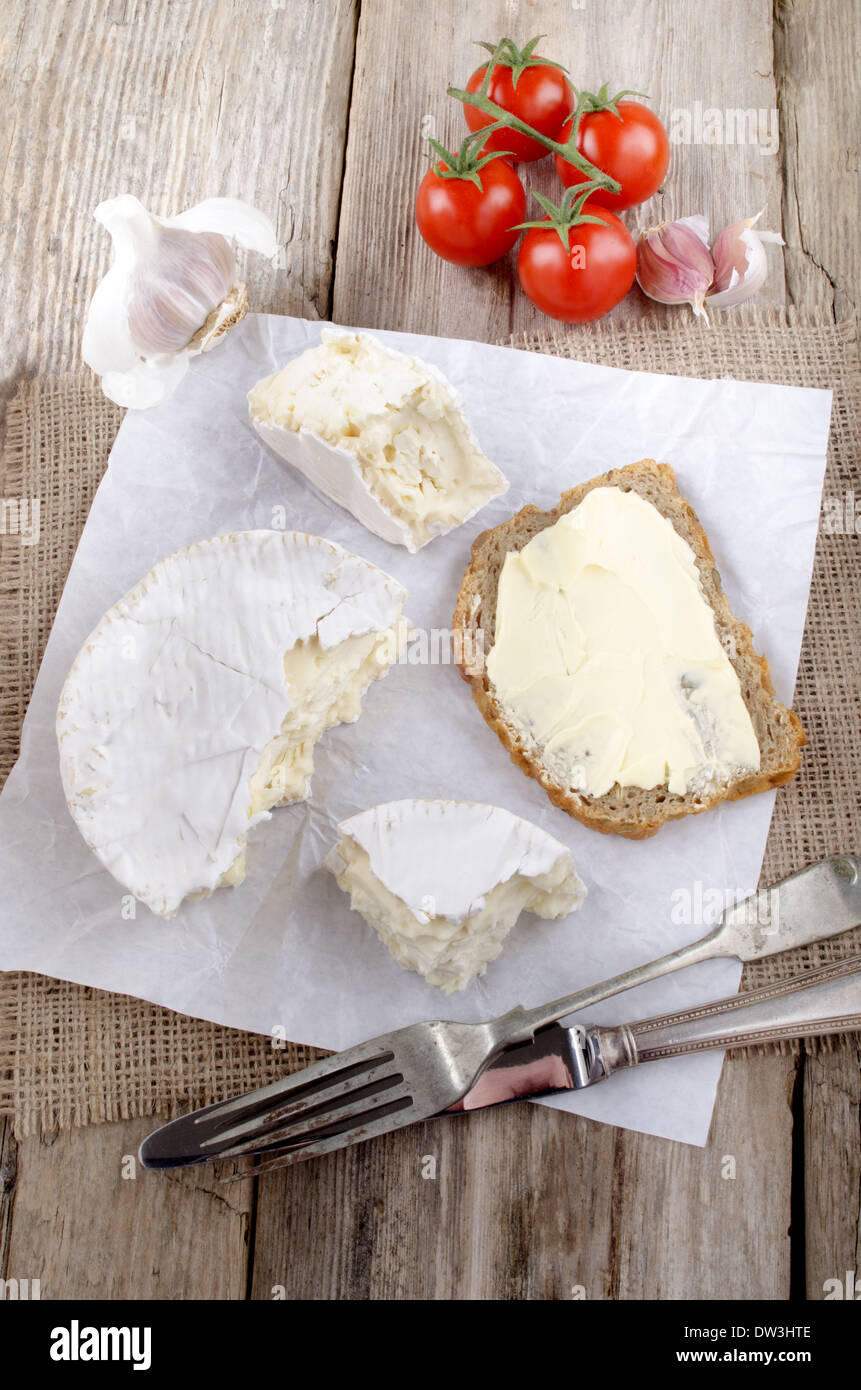 Francese morbido camembert con pane bianco su carta da cucina Foto Stock