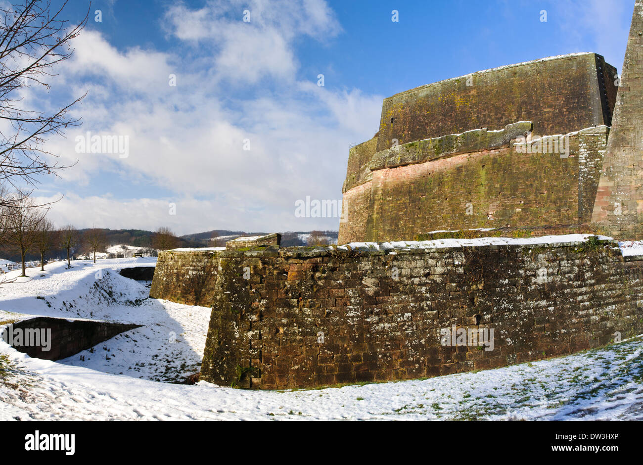 La cittadella alta sopra la città di Bitche in Vosges Parco naturale regionale, nel nord della Francia. Dicembre. Foto Stock