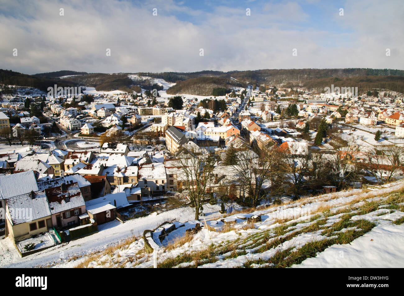 La città di Bitche in Vosges Parco naturale regionale, nel nord della Francia. Dicembre. Foto Stock
