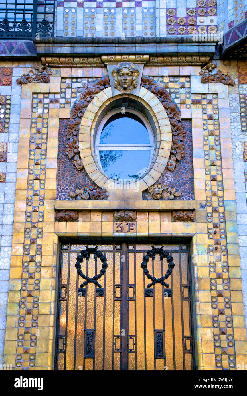 Porta di ingresso per i monolocali dell'artista decorata da ceramista Paul Bigot, Montparnasse, Parigi, Francia, Europa occidentale. Foto Stock