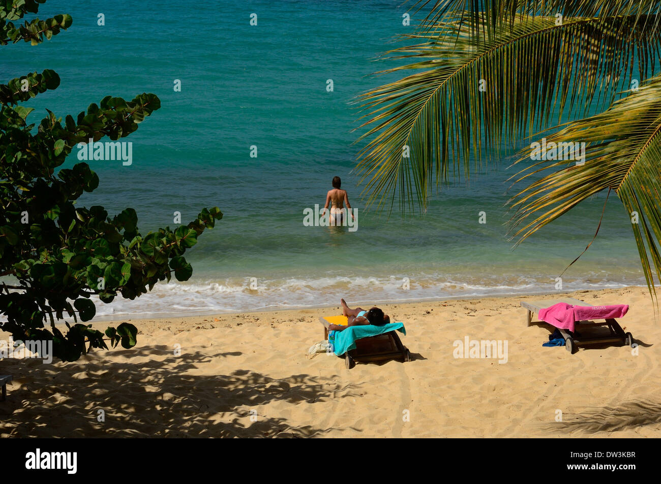 Turisti femmina sulla spiaggia di magazzino. Grenada. Caraibi Foto Stock