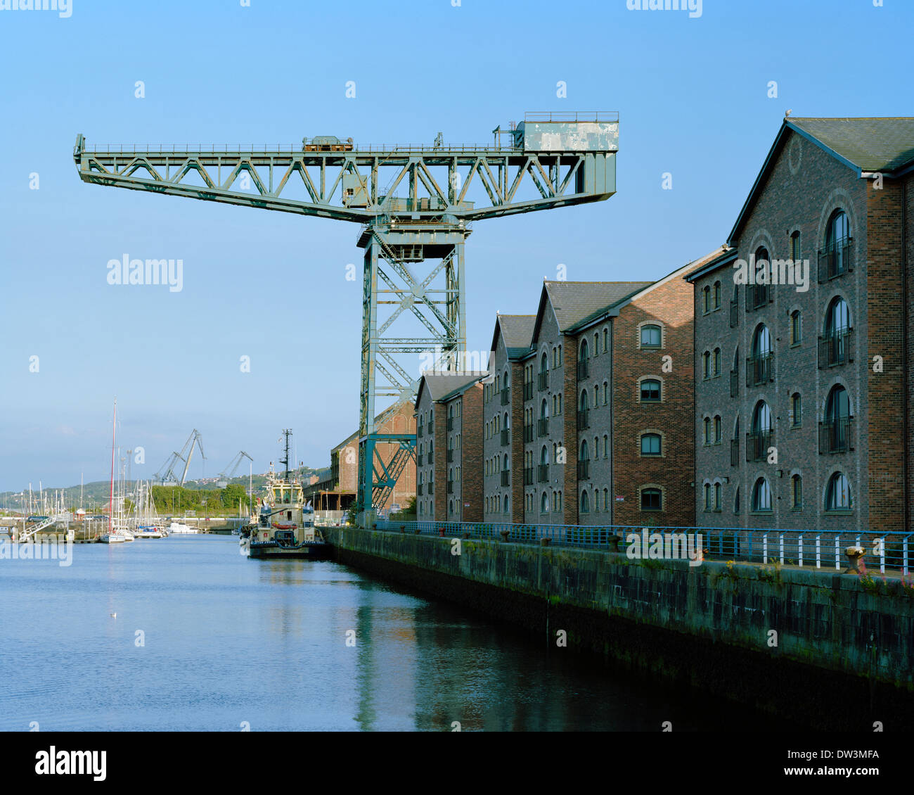 Gru di vecchio e nuovo appartamento residenziale blocchi nello stile del vecchio magazzino zucchero accanto alla James Watt Dock a Greenock Foto Stock