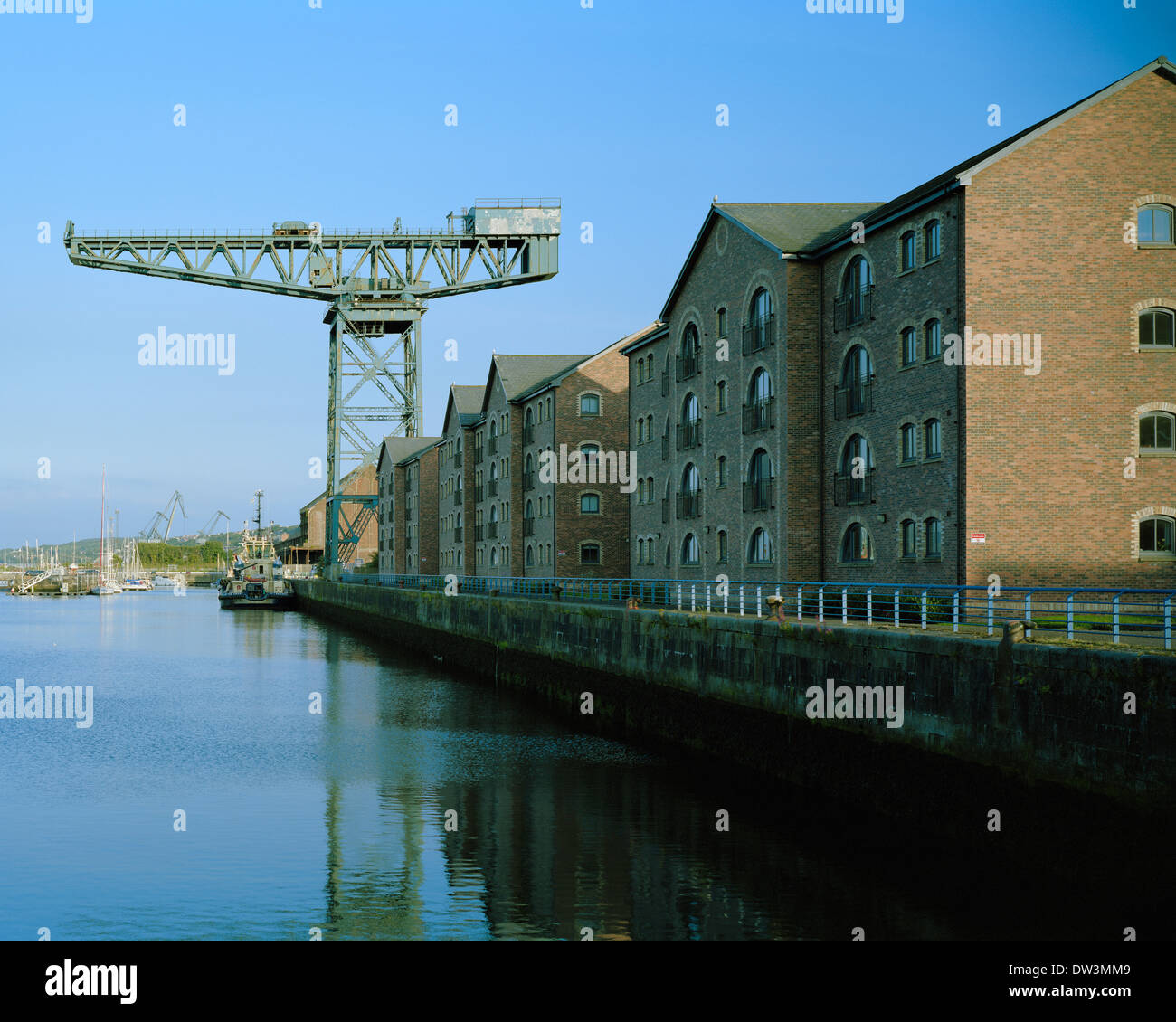 Gru di vecchio e nuovo appartamento residenziale blocchi nello stile del vecchio magazzino zucchero accanto alla James Watt Dock a Greenock Foto Stock