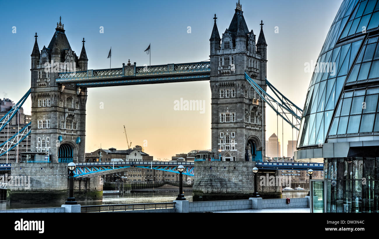 Il Tower Bridge con City Hall in primo piano Foto Stock