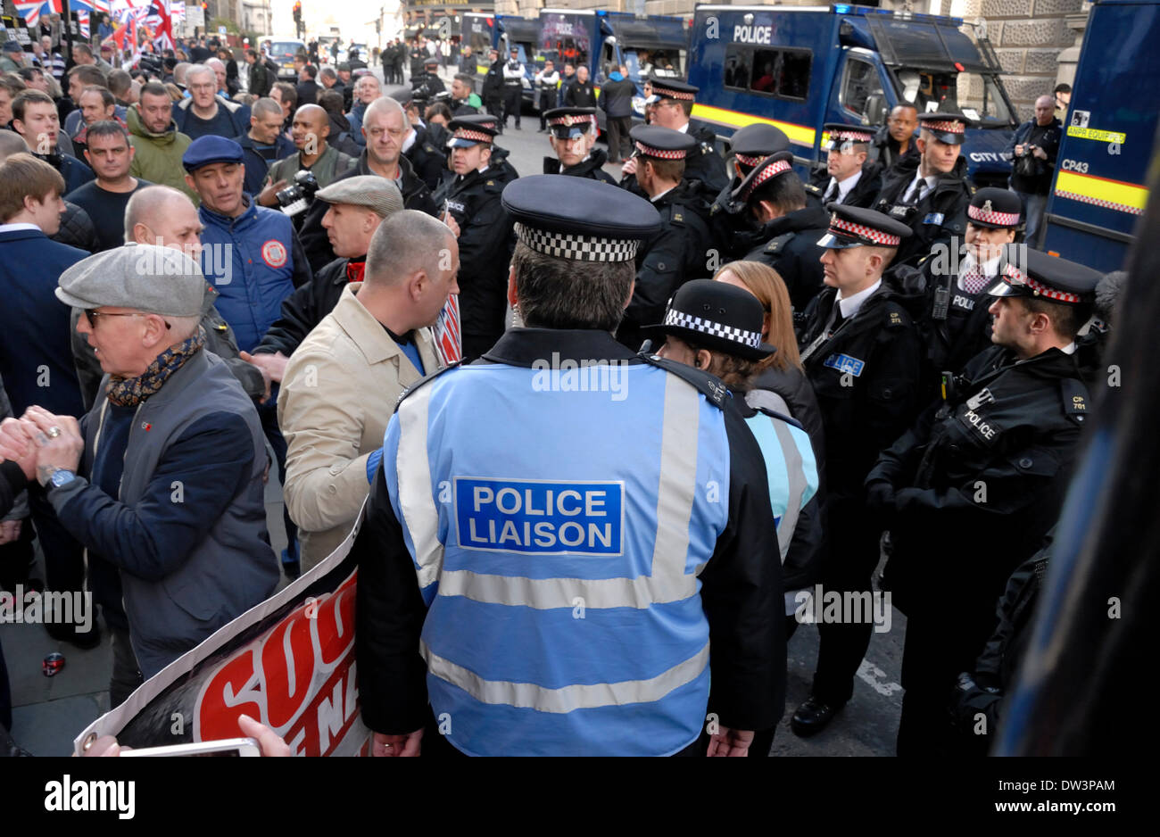 Londra, Regno Unito. 26 Febbraio, 2014. Lee Rigby omicidio condanna di prova - Old Bailey. La polizia di destra e gruppi di campagna per la reintroduzione della pena di morte e contro il 'Islamification di Gran Bretagna' come la frase è dato in tribunale. La polizia funzionario di collegamento Foto Stock