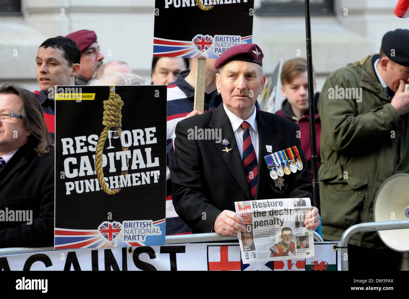 Londra, Regno Unito. 26 Febbraio, 2014. Lee Rigby omicidio condanna di prova - Old Bailey. A destra i gruppi di campagna per la reintroduzione della pena di morte e contro il 'Islamification di Gran Bretagna' come la frase è dato in tribunale. Ex soldato Foto Stock