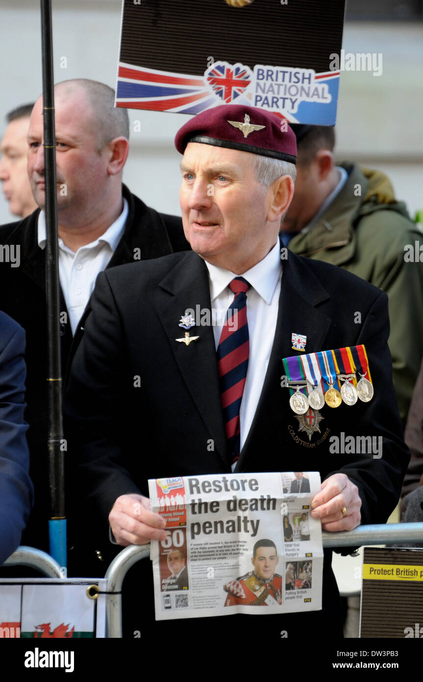 Londra, Regno Unito. 26 Febbraio, 2014. Lee Rigby omicidio condanna di prova - Old Bailey. A destra i gruppi di campagna per la reintroduzione della pena di morte e contro il 'Islamification di Gran Bretagna' come la frase è dato in tribunale. Ex soldato Foto Stock