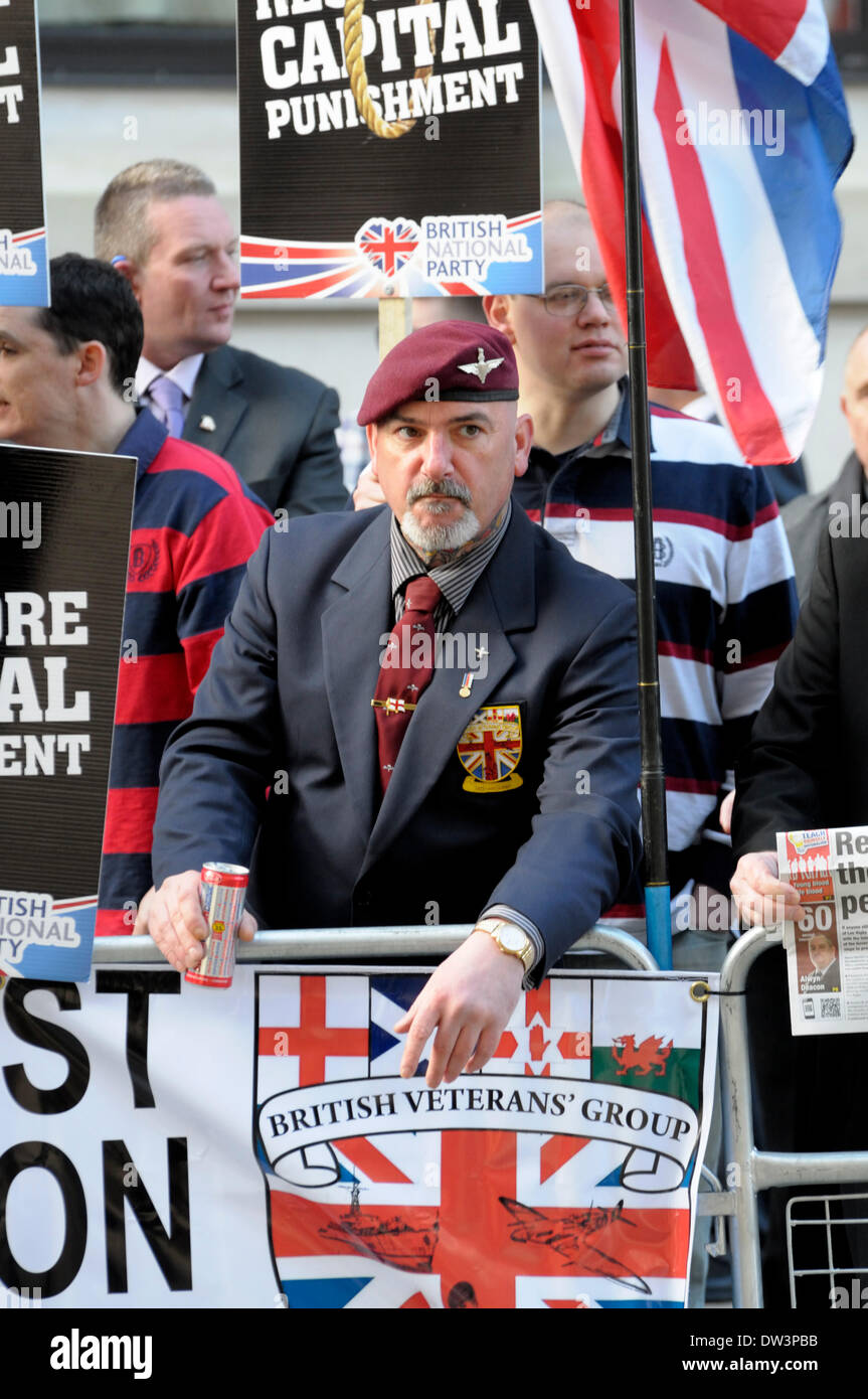 Londra, Regno Unito. 26 Febbraio, 2014. Lee Rigby omicidio condanna di prova - Old Bailey. A destra i gruppi di campagna per la reintroduzione della pena di morte e contro il 'Islamification di Gran Bretagna' come la frase è dato in tribunale. Ex soldato Foto Stock