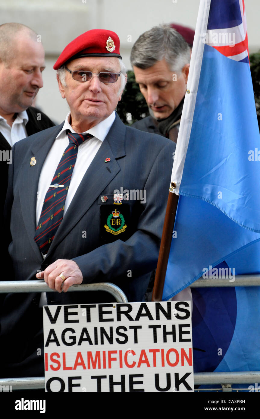 Londra, Regno Unito. 26 Febbraio, 2014. Lee Rigby omicidio condanna di prova - Old Bailey. A destra i gruppi di campagna per la reintroduzione della pena di morte e contro il 'Islamification di Gran Bretagna' come la frase è dato in tribunale. Ex soldato in uniforme Foto Stock