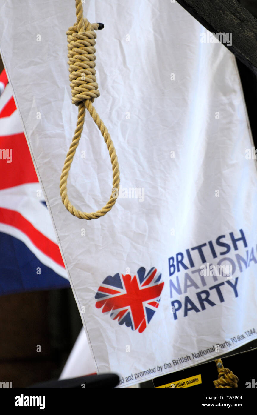 Londra, Regno Unito. 26 Febbraio, 2014. Lee Rigby omicidio condanna di prova presso la Old Bailey. A destra i gruppi di campagna per la reintroduzione della pena di morte - BNP bandiera e un impiccato il cappio Foto Stock
