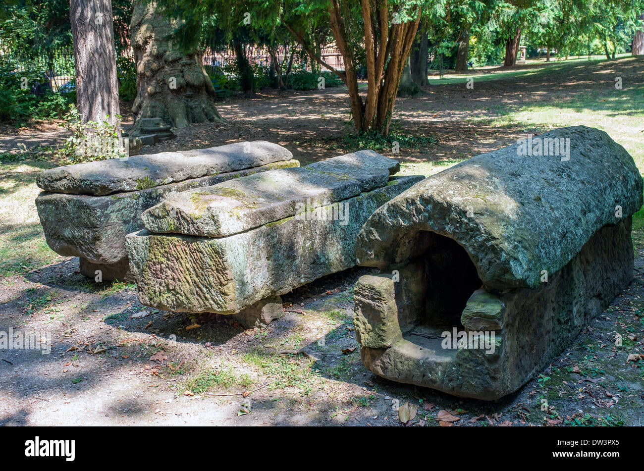 Di epoca romana e medievale sarcofaghi, Palais du Rhin, giardino di Palazzo del Reno, quartiere Neustadt, Strasburgo, Alsazia, Francia, Europa Foto Stock