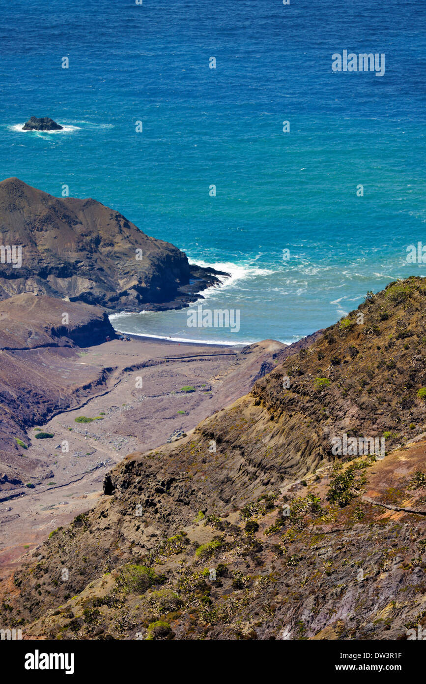 Sandy Bay sull'isola di St Helena nel sud dell'Oceano Atlantico. spiaggia di sabbia nera Foto Stock