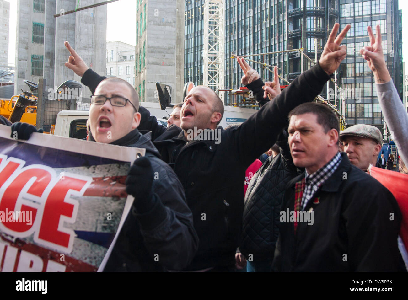 La Old Bailey, Londra il 26 febbraio 2014. Membri del Sud Est Alliance chant slogan come membri di varie ala destra gruppi nazionalisti si sono riuniti presso la Old Bailey davanti alla condanna di Michael Adebolajo e Michael Adebowale chi ha ucciso soldato britannico il batterista Lee Rigby a Woolwich nel maggio 2013. Credito: Paolo Davey/Alamy Live News Foto Stock