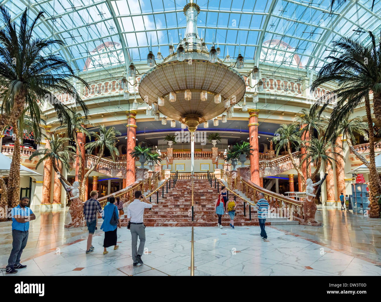La grande hall all'interno del Trafford Centre shopping complex, Dumplington, Greater Manchester, Inghilterra, Regno Unito Foto Stock